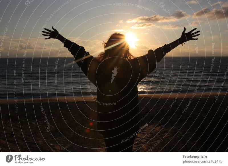 sonne_meer_begrüßung-1 Freude Glück Abenteuer Ferne Sommer Strand Meer Junge Frau Jugendliche Hand Mensch Natur Urelemente Sonnenaufgang Sonnenuntergang