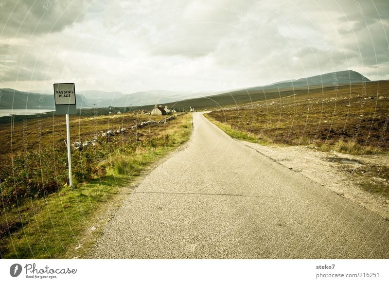 single road track Wetter Wind Feld Hügel Highlands Dorf Straße Einsamkeit Horizont Überholspur Gedeckte Farben Außenaufnahme Menschenleer Textfreiraum unten Tag