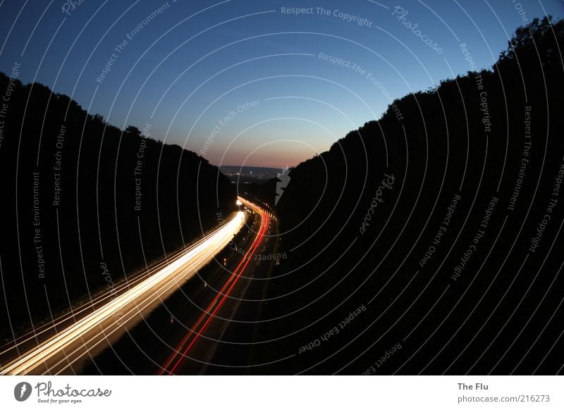 Autobahn bei Nacht Ferien & Urlaub & Reisen Landschaft Himmel Wolkenloser Himmel Nachthimmel Sonnenaufgang Sonnenuntergang Schönes Wetter Wald Hügel Verkehr