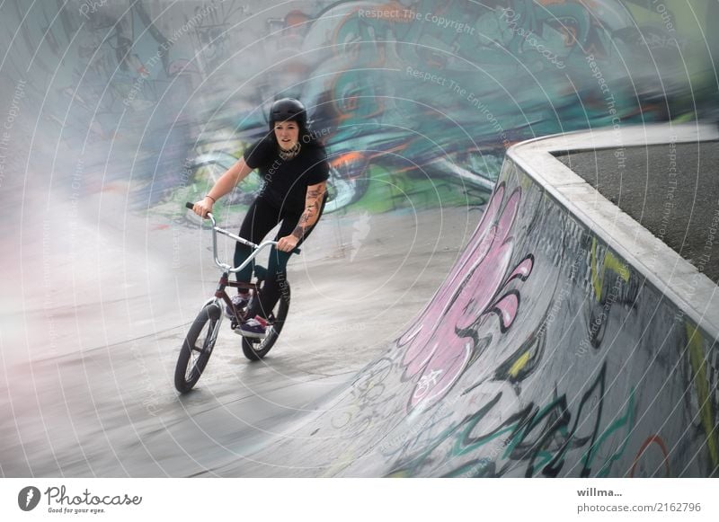 junges mädchen fährt mountainbike Freizeit & Hobby Sport Fitness Sport-Training Sportler Fahrradfahren BMX Halfpipe Skaterbahn Mensch feminin Junge Frau