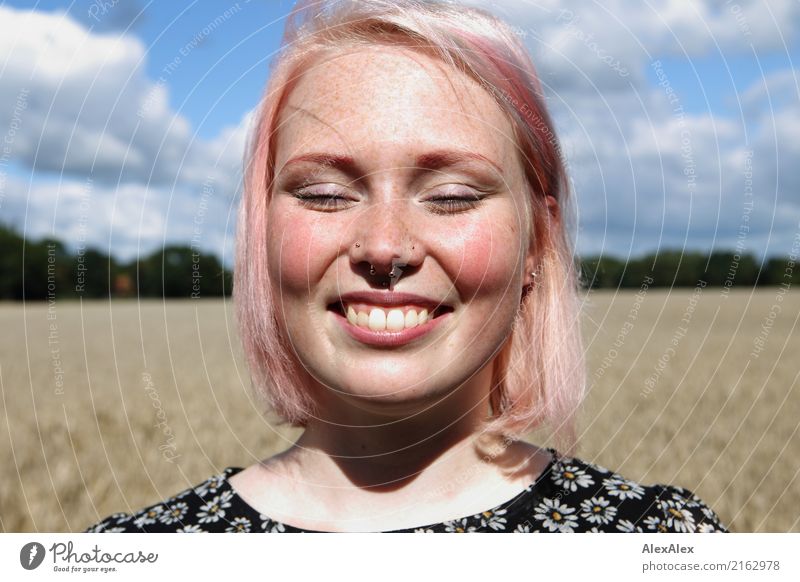 Portrait einer lächelnden jungen Frau mit Sommersprossen, die vor einem Feld steht Freude Glück schön Gesicht Zufriedenheit Ausflug Junge Frau Jugendliche