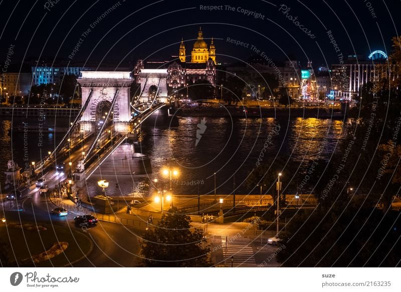 Reges Nachtleben Lifestyle Ferien & Urlaub & Reisen Tourismus Sightseeing Städtereise Kunst Kunstwerk Kultur Fluss Stadt Hauptstadt Brücke Bauwerk Architektur