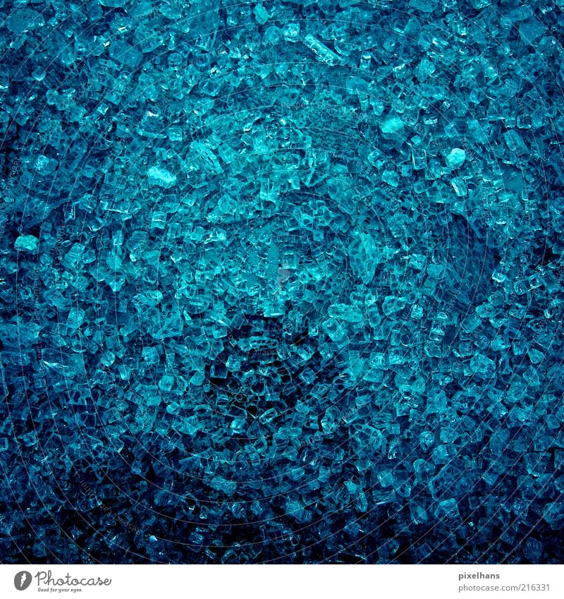 Scherbenhaufen Glas hell blau schwarz Glassplitter türkis hell-blau Strukturen & Formen Farbfoto Innenaufnahme Nahaufnahme Detailaufnahme Menschenleer Tag