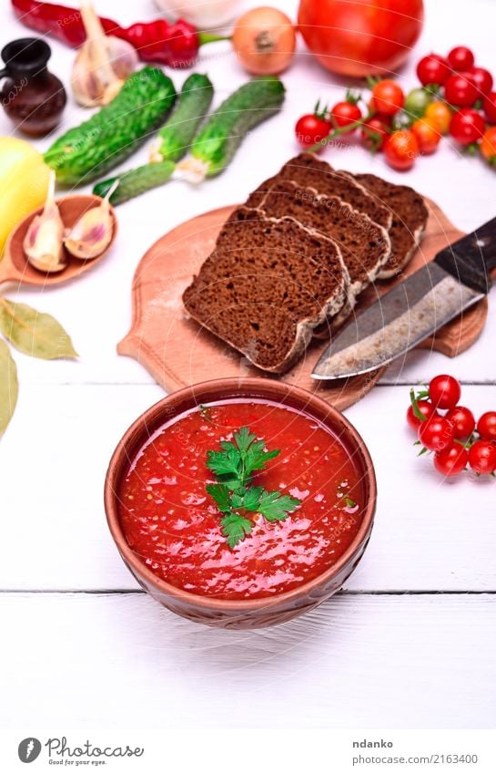 Gazpacho spanische kalte Suppe Gemüse Brot Eintopf Kräuter & Gewürze Ernährung Mittagessen Abendessen Vegetarische Ernährung Diät Teller Messer Sommer Tisch