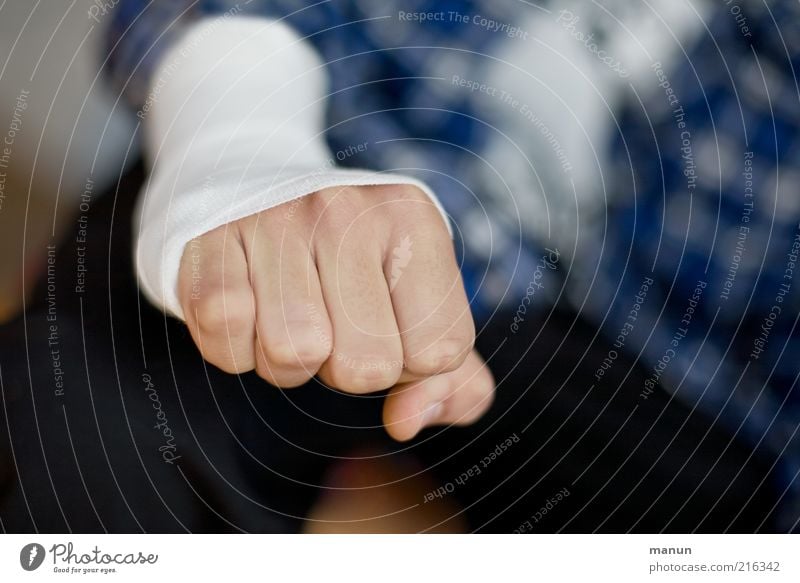 Kausalzusammenhang Gesundheitswesen Krankheit Junger Mann Jugendliche Erwachsene Leben Hand Finger Faust Schmerz Missgeschick Verband Fraktur Farbfoto