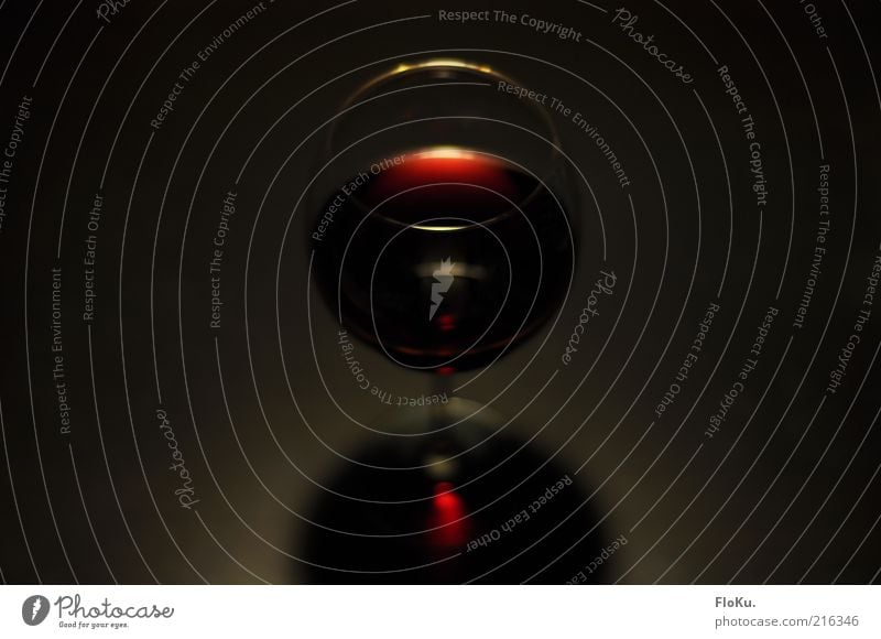 un bicchiere di vino Lebensmittel Getränk Alkohol Wein Glas elegant Stil ästhetisch dunkel rot schwarz schön Weinglas rund Rotwein halbdunkel Farbfoto