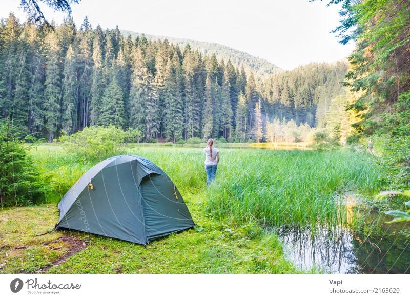 Junge Frau nahe grünem Zelt und Waldsee Lifestyle schön Gesundheit Gesundheitswesen Fitness Wellness Leben harmonisch Wohlgefühl Erholung Meditation