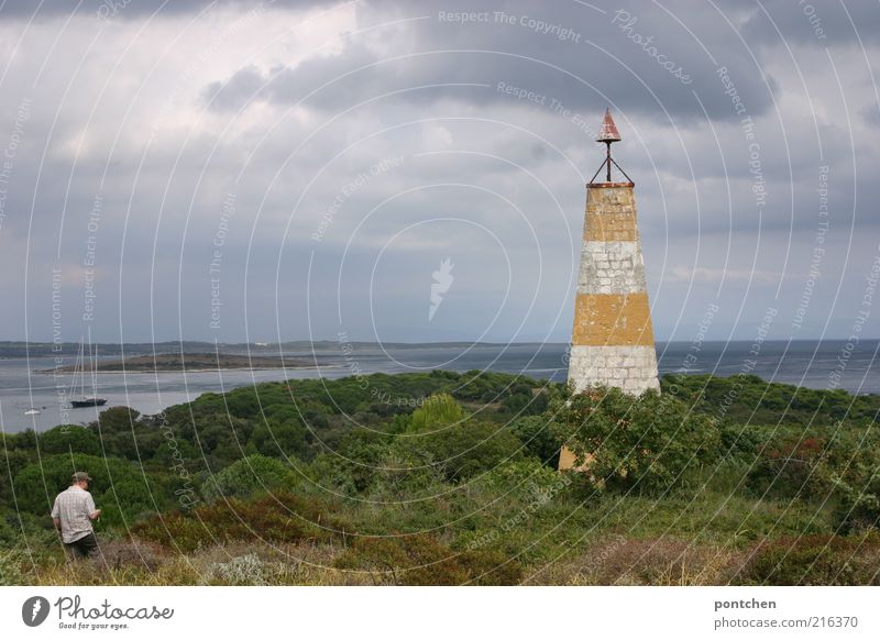 Landschaftsaufnahme mit Mann. Leuchtturm , Meer, Bäume, Segelboot in Kroatien Ferien & Urlaub & Reisen Tourismus Ausflug Sommer Insel Wellen maskulin Erwachsene