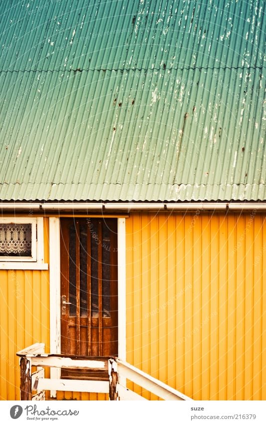 Haustür Häusliches Leben Wohnung Hütte Gebäude Fassade Tür Dach Dachrinne gelb türkis Føroyar Wellblech Eingang Gardine Holztür Wand Streifen Farbfoto