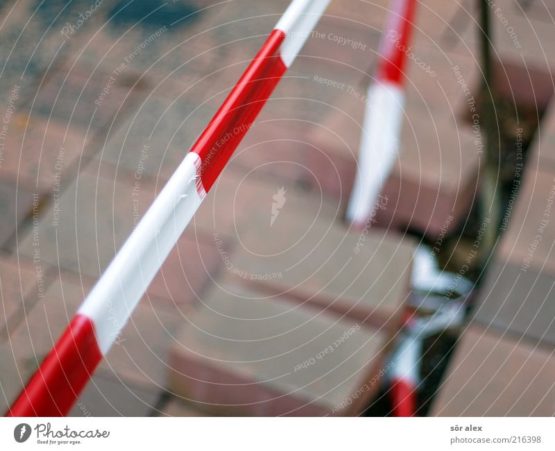 Sperre Arbeit & Erwerbstätigkeit Dienstleistungsgewerbe Handwerk Baustelle Hof Hofeinfahrt Folie Barriere Pflastersteine Stein Kunststoff bauen rot weiß