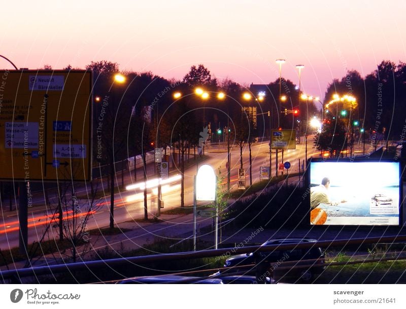 Holzweg Fahrzeug Langzeitbelichtung Licht rot Geschwindigkeit Rücklicht Nacht Dämmerung Verkehr grün weiß Lampe Laterne Straßenbeleuchtung Werbung