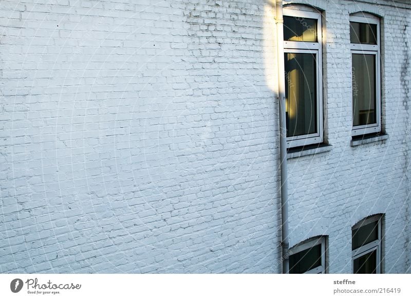 Morgensonne Sonnenaufgang Sonnenuntergang Sonnenlicht Sommer Schönes Wetter Haus Mauer Wand Fassade Fenster Stein träumen Warmherzigkeit aufwachen Farbfoto