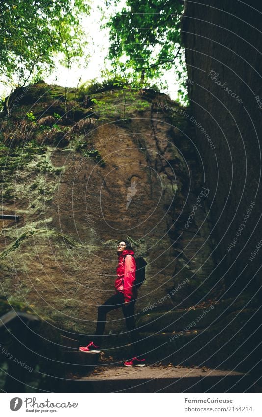 Wandern (02) feminin Junge Frau Jugendliche Erwachsene 1 Mensch 18-30 Jahre 30-45 Jahre Abenteuer Sächsische Schweiz wandern Regenjacke Farbfoto Außenaufnahme