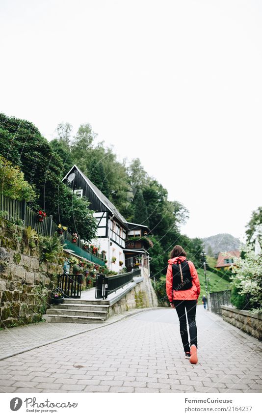 Wandern (15) feminin Junge Frau Jugendliche Erwachsene Mensch 18-30 Jahre 30-45 Jahre Natur Sächsische Schweiz wandern Rucksack Regenjacke Spaziergang entdecken