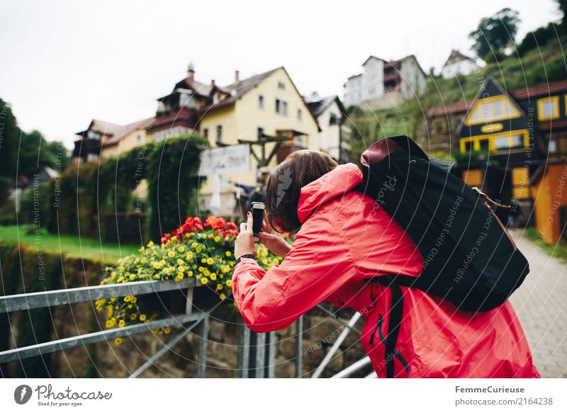 Wandern (06) feminin Junge Frau Jugendliche Erwachsene 1 Mensch 18-30 Jahre 30-45 Jahre Leichtigkeit Handy-Kamera Fotografieren Regenjacke Rucksack rot