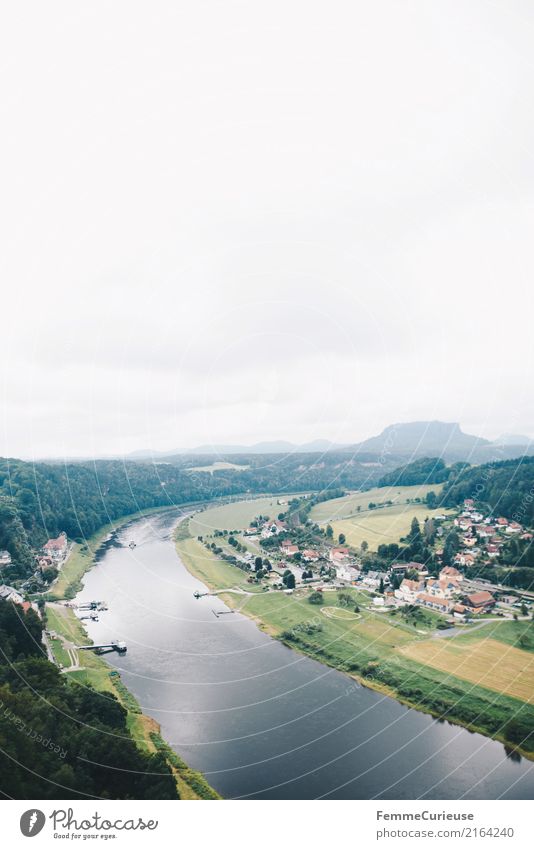 Wandern (14) Natur Sächsische Schweiz wandern Elbe Aussicht Kurort Rathen Luftaufnahme Wasser Dorf Kleinstadt Wolken Fluss Baum Wald Feld Ausflugsziel Farbfoto