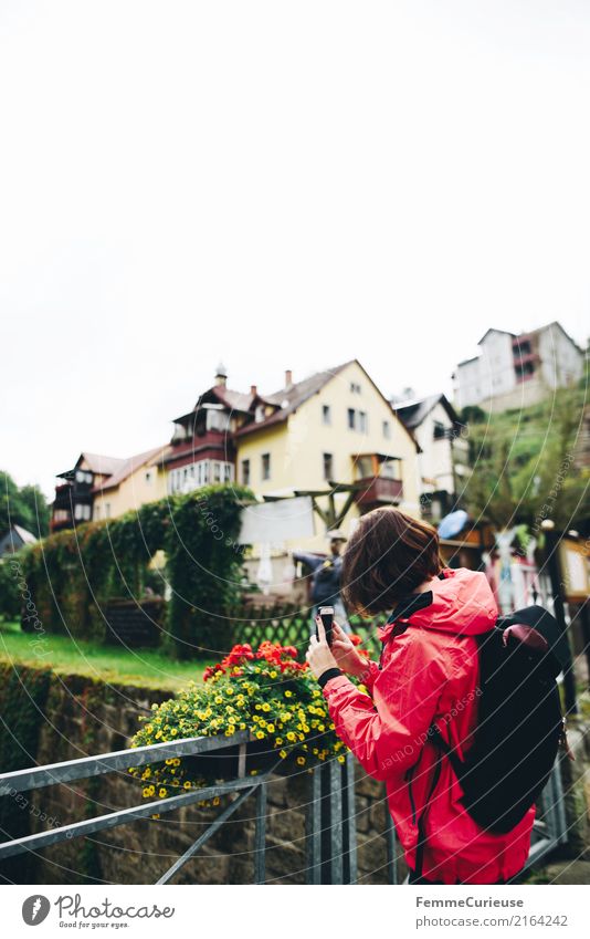 Wandern (12) feminin Junge Frau Jugendliche Erwachsene Mensch 18-30 Jahre 30-45 Jahre Natur wandern Handy-Kamera Fotografieren Rucksack Sächsische Schweiz