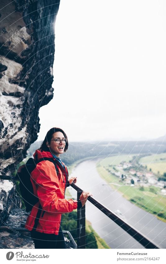 Wandern (05) feminin Junge Frau Jugendliche Erwachsene 1 Mensch 18-30 Jahre 30-45 Jahre Abenteuer Sächsische Schweiz wandern Regenjacke rot Farbfoto