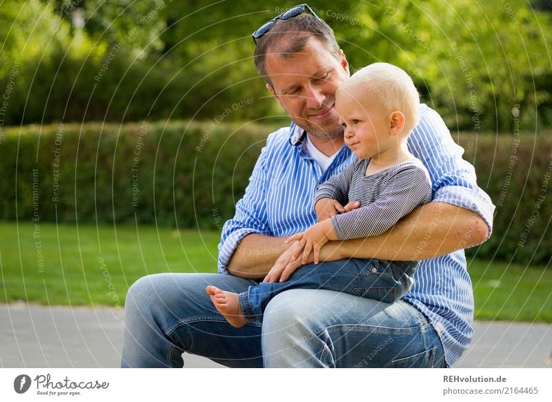 Vater und Sohn Ausflug Kind Kleinkind Junge Erwachsene Familie & Verwandtschaft Kindheit 2 Mensch 1-3 Jahre 30-45 Jahre Umwelt Natur Park Lächeln sitzen