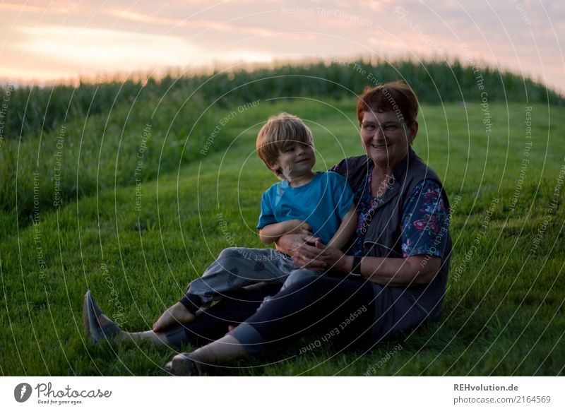 Oma sitzt mit ihrem Enkel auf einer Wiese in der Natur Mensch Kleinkind Junge Frau Erwachsene Großmutter Weiblicher Senior Familie & Verwandtschaft Kindheit 2