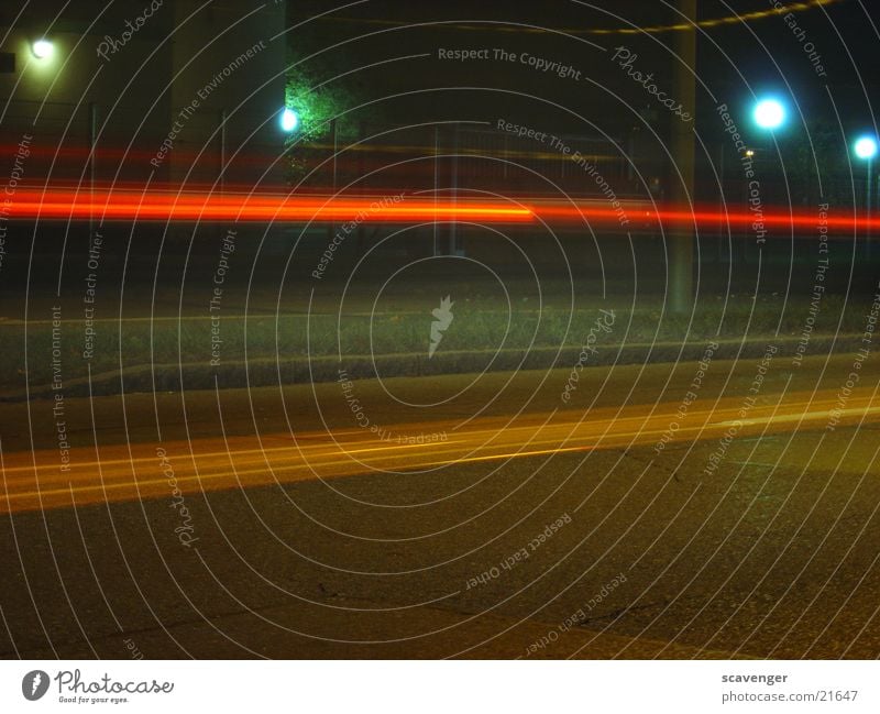 nightshot Fahrzeug Langzeitbelichtung Licht rot Geschwindigkeit Rücklicht Nacht Dämmerung Verkehr Aktion autolicht Bewegung Straße mehrfarbig