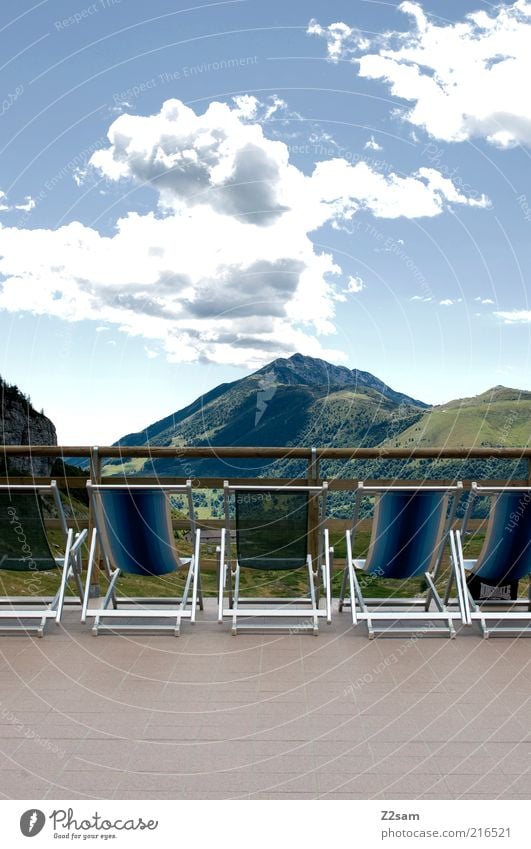 Sonnendeck ohne sonne Wellness Erholung ruhig Ferne Berge u. Gebirge Liegestuhl Umwelt Natur Landschaft Alpen Gipfel ästhetisch dunkel gigantisch Unendlichkeit