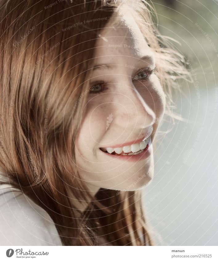 sonnig und heiter Freude schön Haare & Frisuren Haut Wohlgefühl Mensch Junge Frau Jugendliche Kindheit Leben Gesicht Lächeln lachen Blick Freundlichkeit