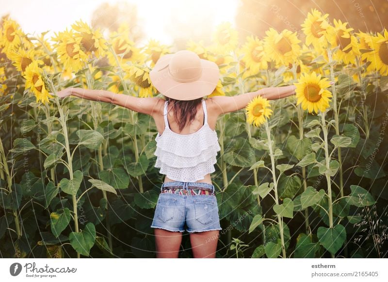 Mädchen auf dem Gebiet der Sonnenblumen Mensch Junge Frau Jugendliche Erwachsene 1 30-45 Jahre Natur Pflanze Garten Feld Fitness Ferien & Urlaub & Reisen