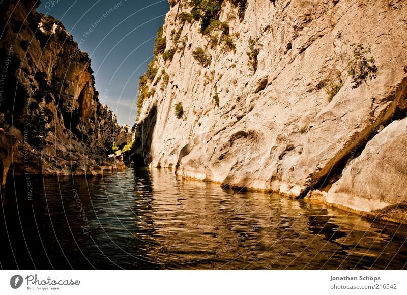 Tautavel I Natur Landschaft Wasser Schönes Wetter See Fluss Frankreich Europa ästhetisch außergewöhnlich eckig fantastisch gigantisch blau braun Felsen Schlucht