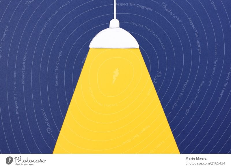 Licht an. Deckenlampe mit Lichtkegel Lampe beobachten leuchten einfach hell blau gelb Wahrheit Energie innovativ Häusliches Leben erleuchten fokussieren Papier