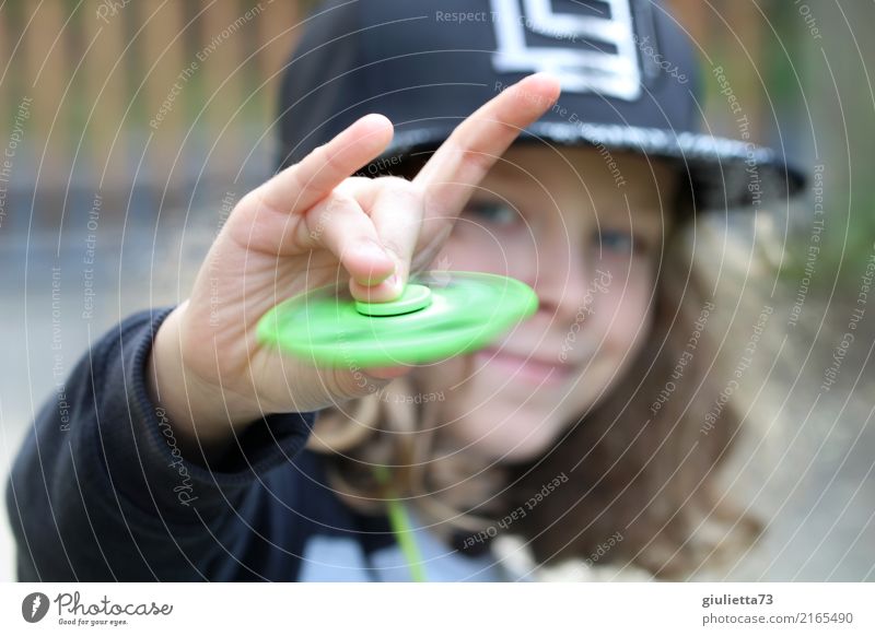 Rock ‘n’ Roll Spielen Fingerspiel Fidget Spinner Kind Junge Kindheit 1 Mensch 8-13 Jahre Mütze Baseballmütze Snapback langhaarig Locken drehen Lächeln Coolness