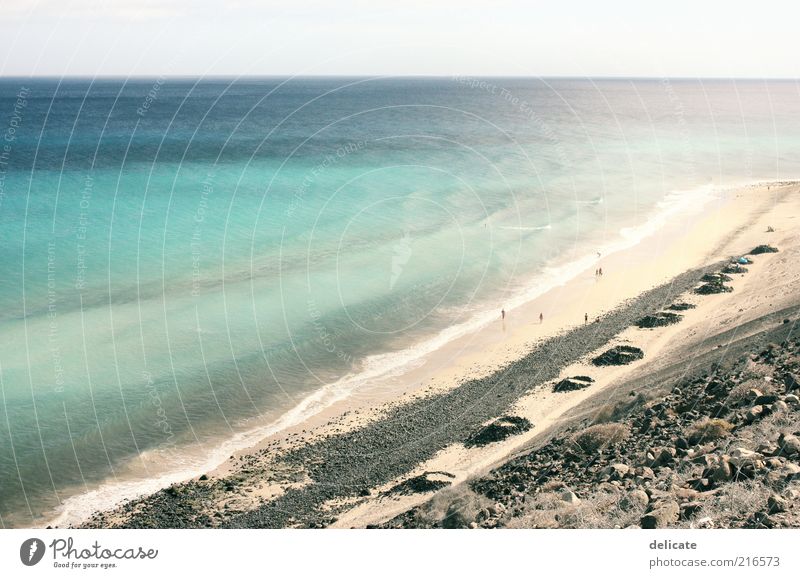 Turquesa Himmel Wellen Küste Strand Bucht Meer Insel Stein Sand Wasser blau türkis Horizont Ferne Brandung Sonnenlicht Farbfoto Außenaufnahme