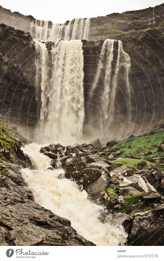 Wasser fällt Berge u. Gebirge Natur Landschaft Urelemente Felsen Schlucht Fluss Wasserfall wild Føroyar Rauschen Naturgewalt Dunst fließen reißend Berghang