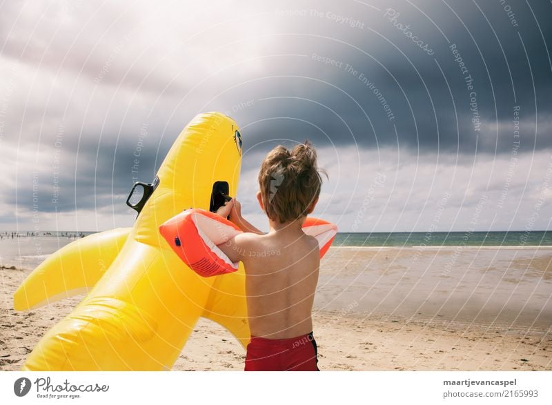 Entschlossener Kleiner Junge am Strand Freizeit & Hobby Spielen Schwimmen & Baden Mensch maskulin Kind Kleinkind Kindheit Leben 1 3-8 Jahre Landschaft Himmel