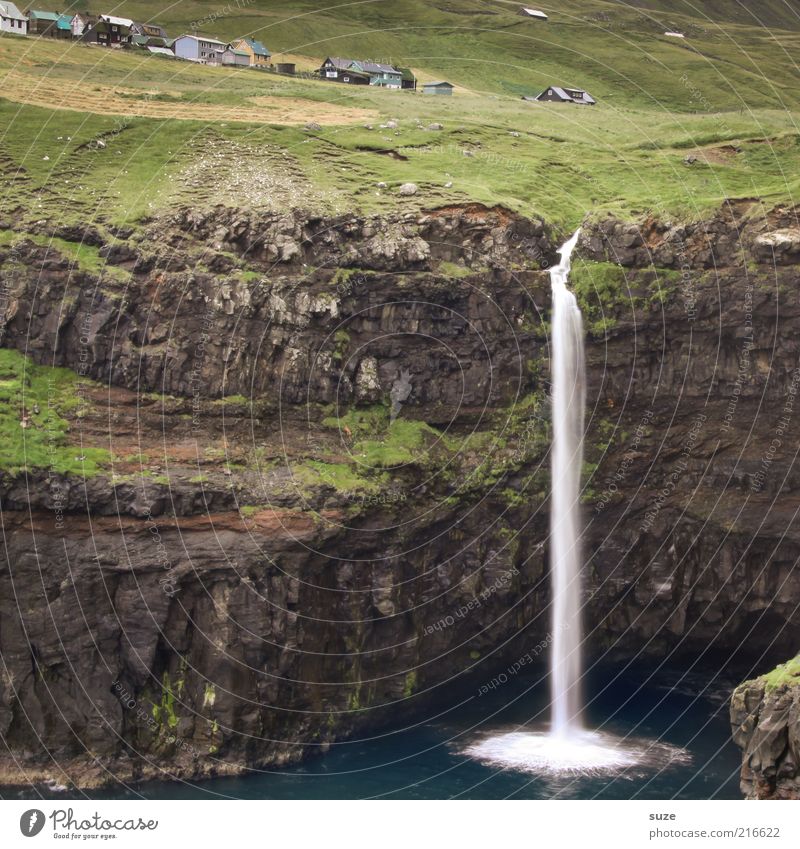 Wasserstrahl Meer Berge u. Gebirge Umwelt Natur Landschaft Urelemente Wiese Felsen Küste Bucht Wasserfall Dorf außergewöhnlich fantastisch gigantisch kalt wild