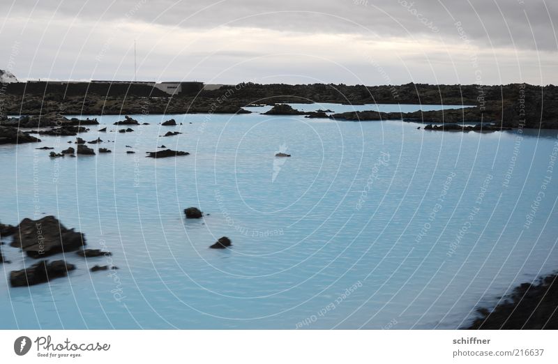 Tendenziell Blau Landschaft Wasser Wolken Felsen See Bekanntheit dunkel blau Reinheit türkis vulkanisch Quelle Geothermik heiß Warmwasser Außenaufnahme trist