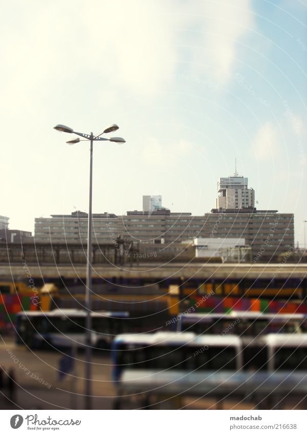 Sonne, Mond & Sterne Stadt Stadtzentrum Hochhaus Verkehr Verkehrsmittel Verkehrswege Busfahren Straße Leben Farbfoto Gedeckte Farben mehrfarbig Außenaufnahme