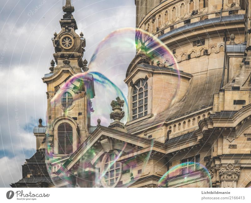 Seifenblasen vor Frauenkirche Stil Freude Tourismus Sightseeing Städtereise Entertainment Wissenschaften Kunst Tanzen Jugendkultur Open Air Bühne Umwelt Wolken