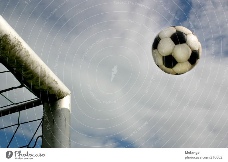 Tor! Sport Ballsport Fußball Sportstätten Fußballplatz Spielen blau grau Freizeit & Hobby Ziel Fußballtor Schuss Pfosten Himmel ungewiss Spannung Farbfoto