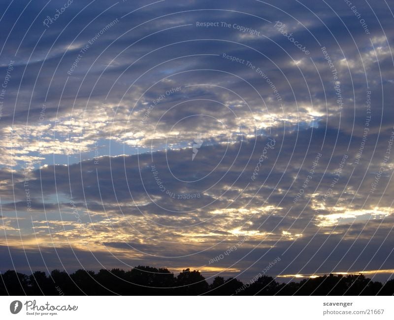 wolkiger Sonnenuntergang Wolken Sonnenstrahlen weiß Licht Himmelsszene niedrige Wolken horizontale Wolken Abendsonne Sonnenaufgang Beleuchtung blau hell