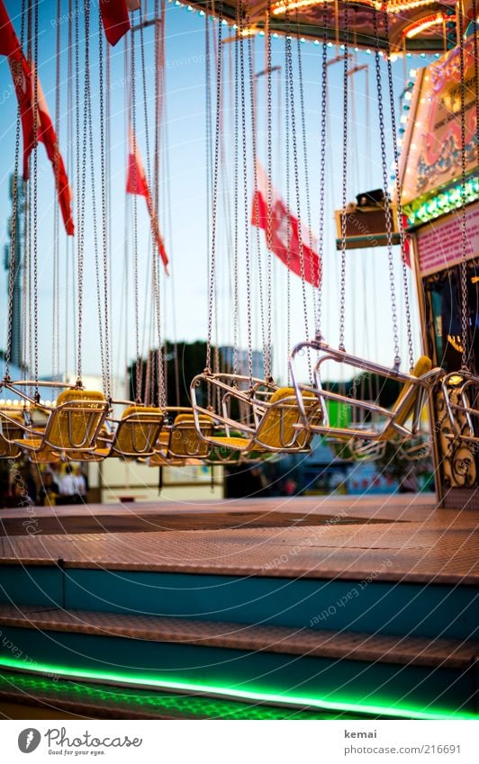 Kette fahren Freizeit & Hobby Kettenkarussell Karussell Ausflug Feste & Feiern Jahrmarkt Cannstatter Wasen Sitz Beleuchtung hängen authentisch mehrfarbig