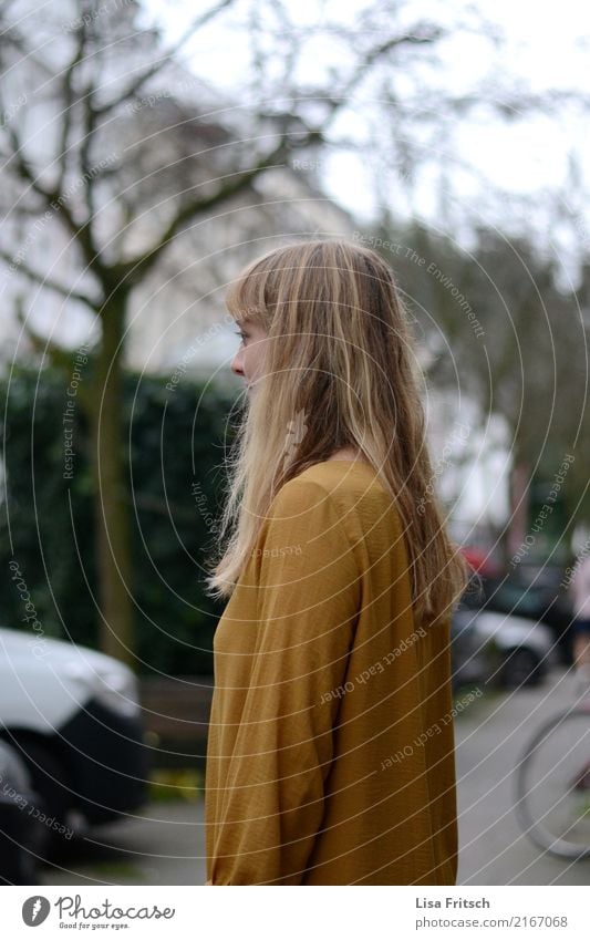 warten, warten, warten... feminin Junge Frau Jugendliche Haare & Frisuren 1 Mensch 18-30 Jahre Erwachsene Umwelt Natur Herbst Baum Sträucher Kleid blond