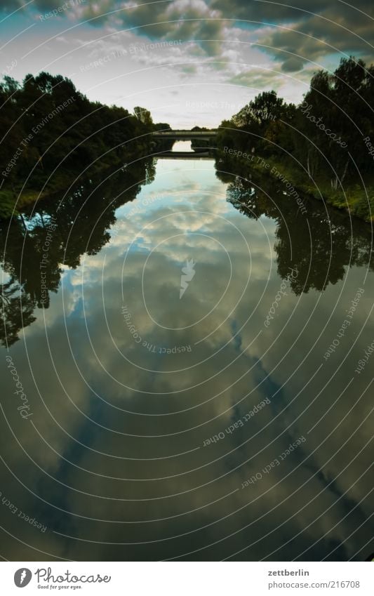 Berliner Schifffahrtskanal Umwelt Natur Landschaft Wasser Wolken Gewitterwolken Horizont Sommer Wetter Schönes Wetter Flussufer Traurigkeit Trauer Sehnsucht