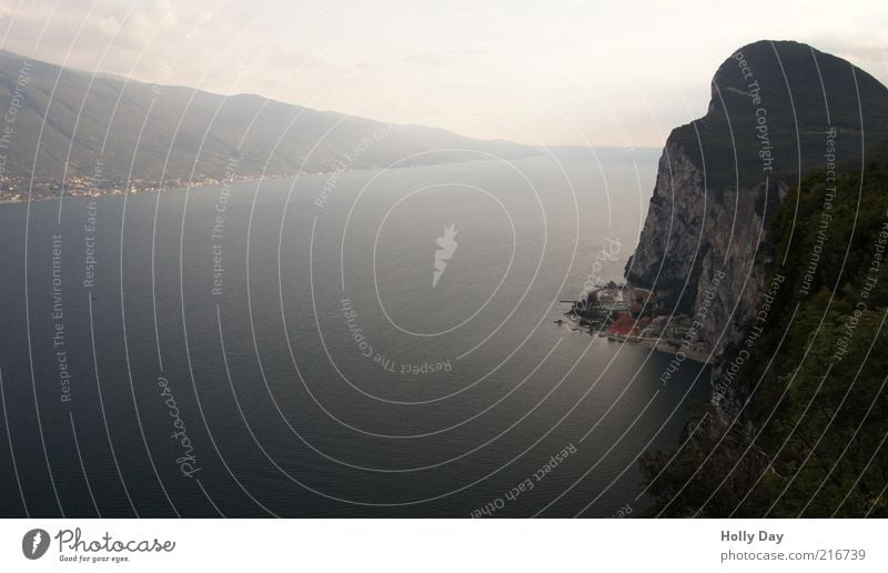 Campione del Garda Landschaft Wasser Himmel Horizont Sommer Schönes Wetter Felsen Berge u. Gebirge Gipfel Seeufer Gardasee Italien Dorf Fischerdorf ästhetisch