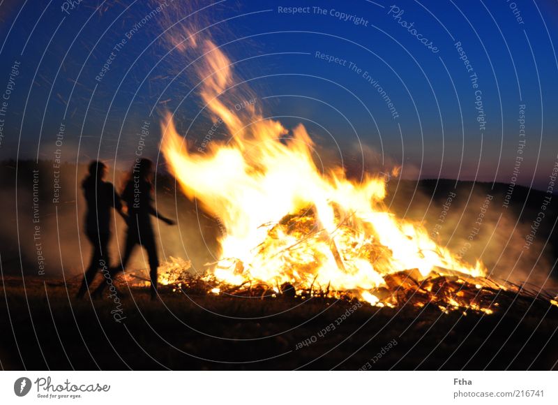 Hitzewelle Feuer Sommer heiß Wärme blau gelb Sonnenuntergang Sonnenaufgang Nacht Glut Sommersonnenwende Silhouette Mensch Lagerfeuerstimmung Feuerstelle