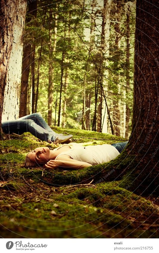 Gone without Mensch feminin Junge Frau Jugendliche Erwachsene 1 18-30 Jahre Baum Moos Wald liegen träumen grün Schmerz Sehnsucht Farbfoto Außenaufnahme