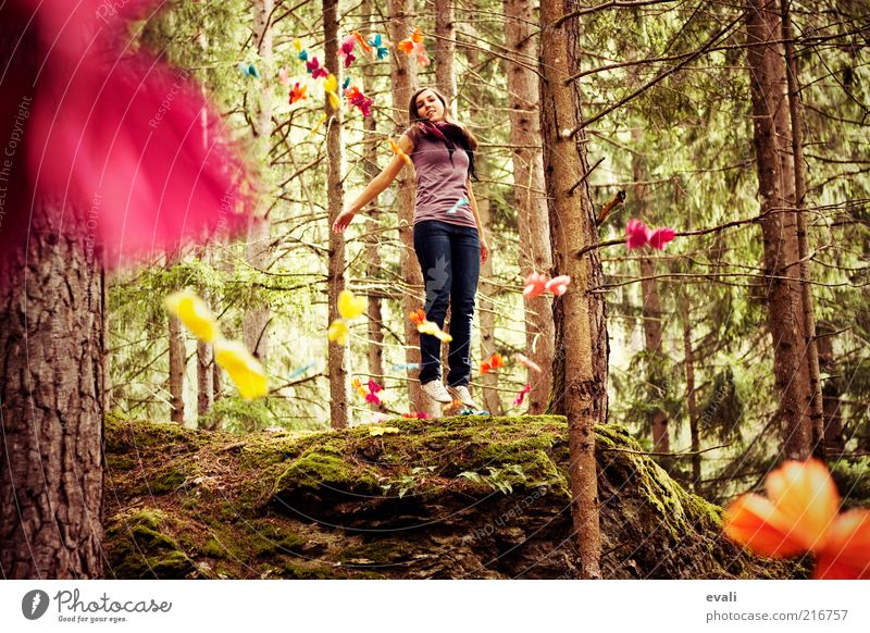 Up Mensch feminin Junge Frau Jugendliche Erwachsene 1 18-30 Jahre Baum Wald Schmetterling Schwarm genießen Lächeln lachen leuchten träumen mehrfarbig grün rosa