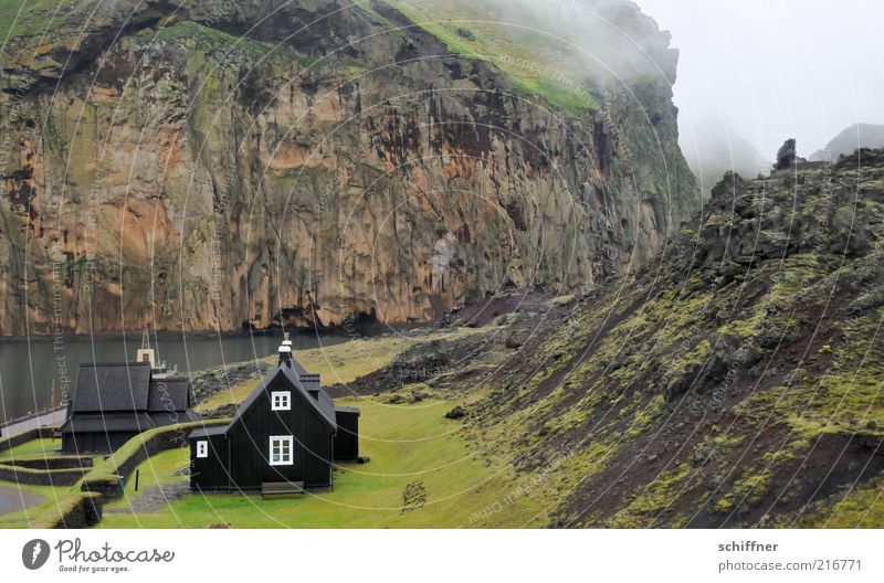 Heimaey - Heimat ey! schlechtes Wetter Hügel Felsen Vulkan Schlucht Küste Bucht Fjord dunkel klein Kirche Stabkirche abgelegen nordisch Island Insel Einsamkeit