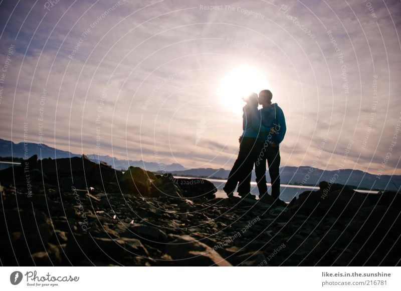 Love is in the air Winter maskulin feminin Junge Frau Jugendliche Junger Mann Paar Partner Leben 2 Mensch Himmel Hügel Felsen Alpen Berge u. Gebirge Seeufer