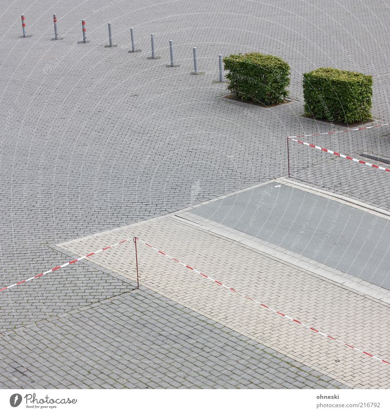 Ausgegrenzt Sträucher Verkehr Straße Wege & Pfade Verkehrszeichen Verkehrsschild Poller Stadt Barriere Platz leer Farbfoto Gedeckte Farben Muster